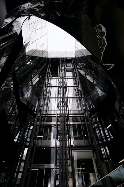 黑白玻璃墙建筑